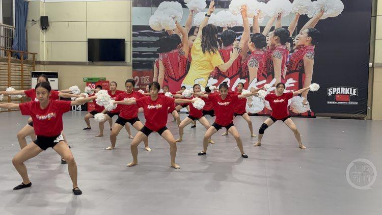 她满脸自豪 她满脸自豪